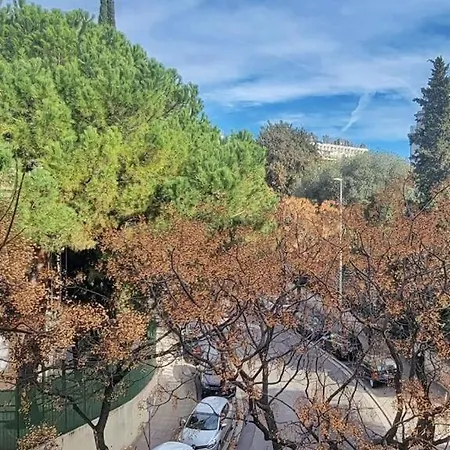 Beautiful 3 - Parking -centre -tram Apartament *